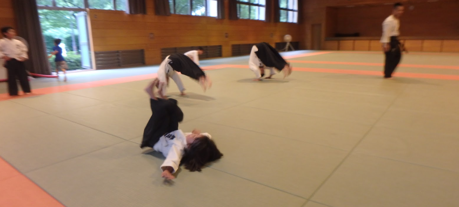 子どもが体を動かしている場面（武道 習い事 川越）